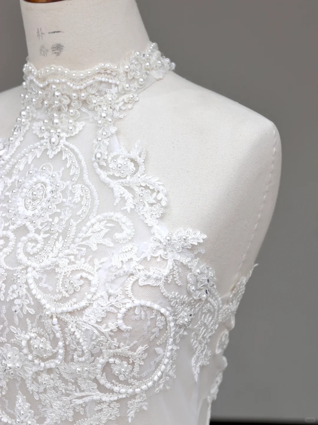 Unique Bridal Gown Ball Gown High Neckline Sleeveless Tulle White Wedding Dresses Bridal Gowns DP693