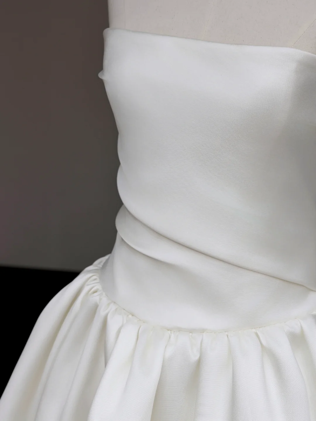 Unique Bridal Gown Ball Gown Strapless White Satin Wedding Dresses Bridal Gowns DP707