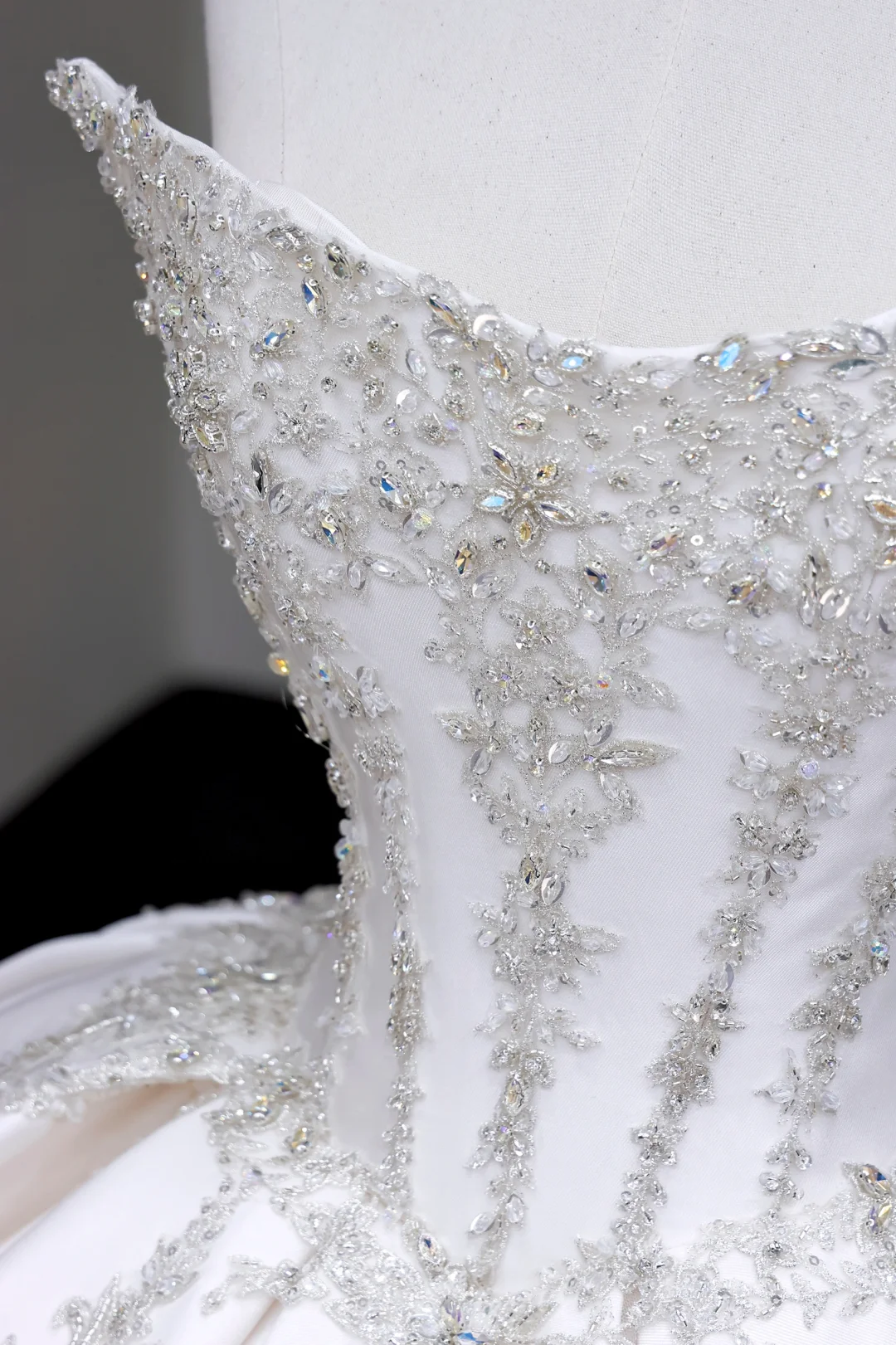 Unique Bridal Gown Ball Gown Strapless White Satin Wedding Dresses Beads Bridal Gowns DP708