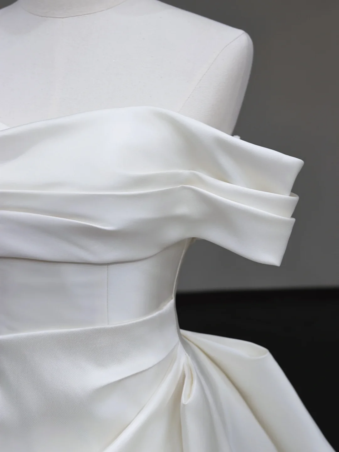 Unique Bridal Gown Ball Gown Off The Shoulder White Satin Wedding Dresses Bridal Gowns DP715