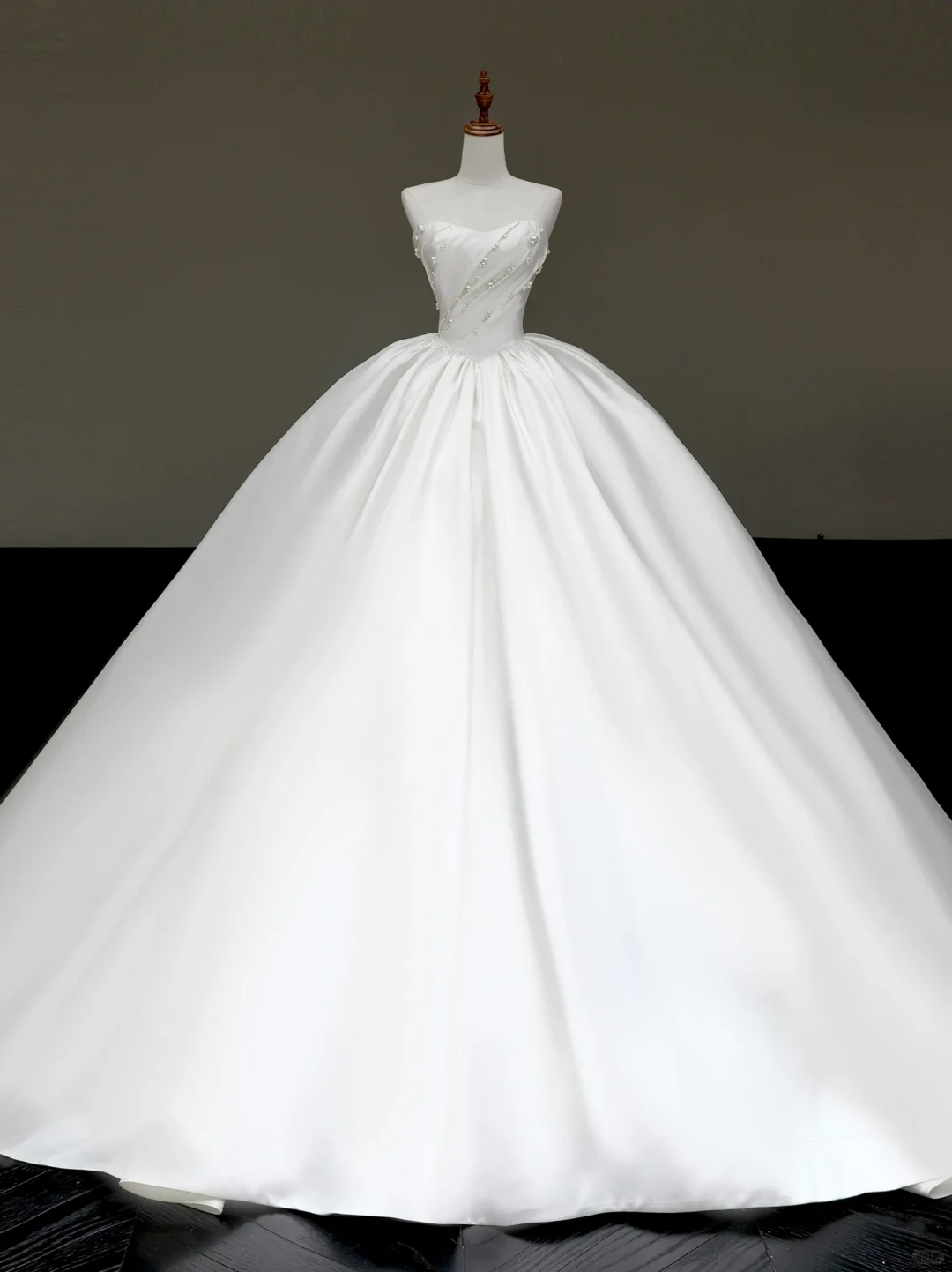 Timeless Bridal Gown Ball Gown Strapless White Satin Wedding Dresses Bridal Gowns DP790
