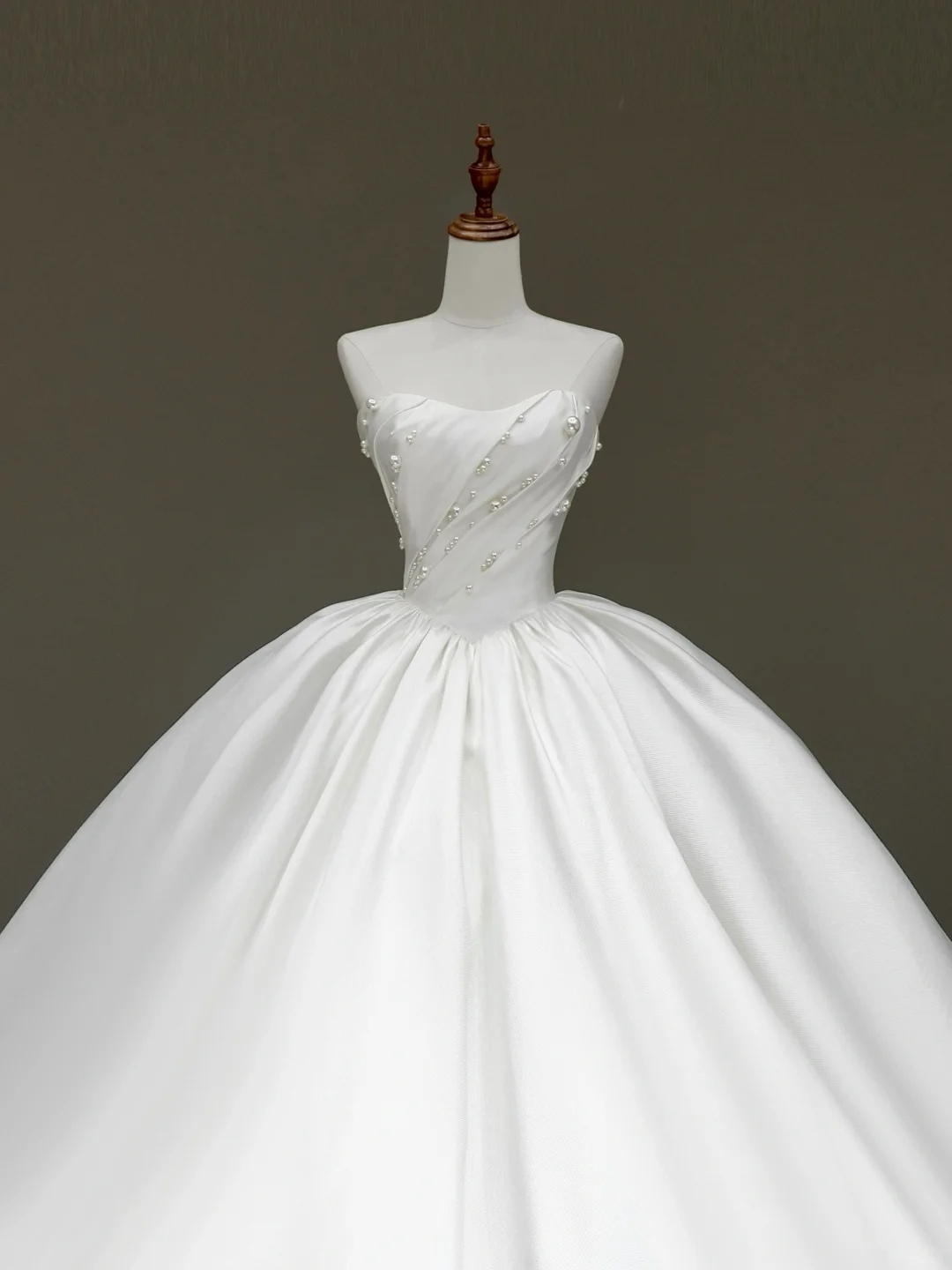 Timeless Bridal Gown Ball Gown Strapless White Satin Wedding Dresses Bridal Gowns DP790