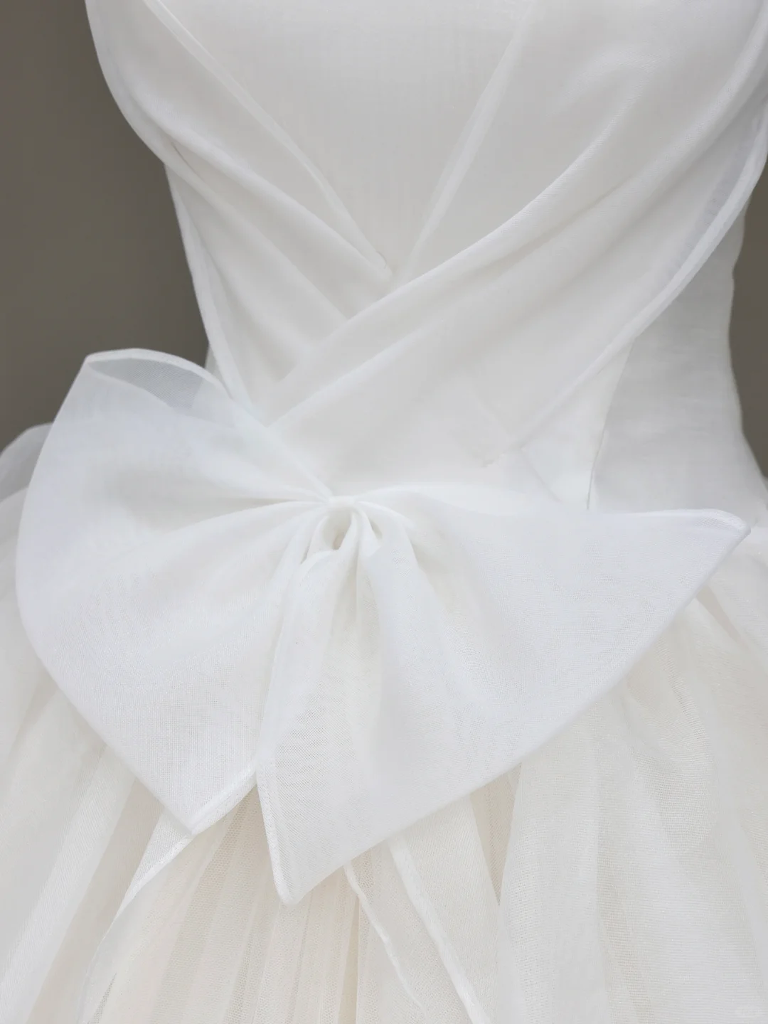 Unique Bridal Gown Ball Gown Strapless Tulle White Wedding Dresses Minimalist Bridal Gowns DP798