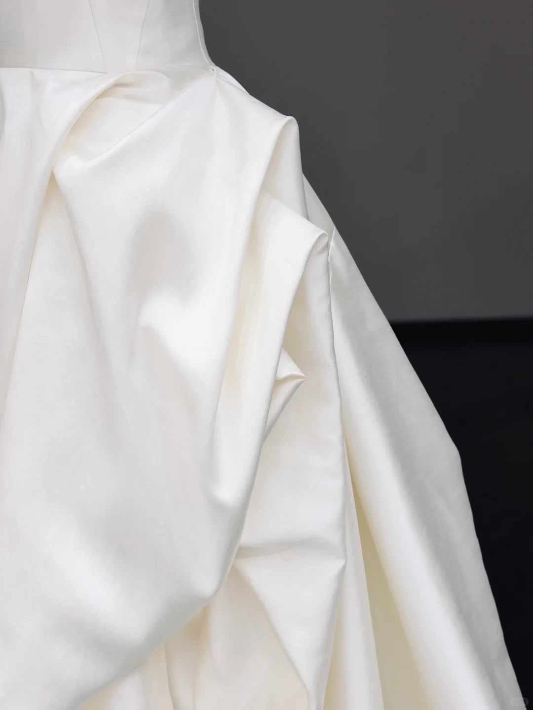 Timeless Bridal Gown Ball Gown Strapless White Satin Wedding Dresses Bridal Gowns DP831