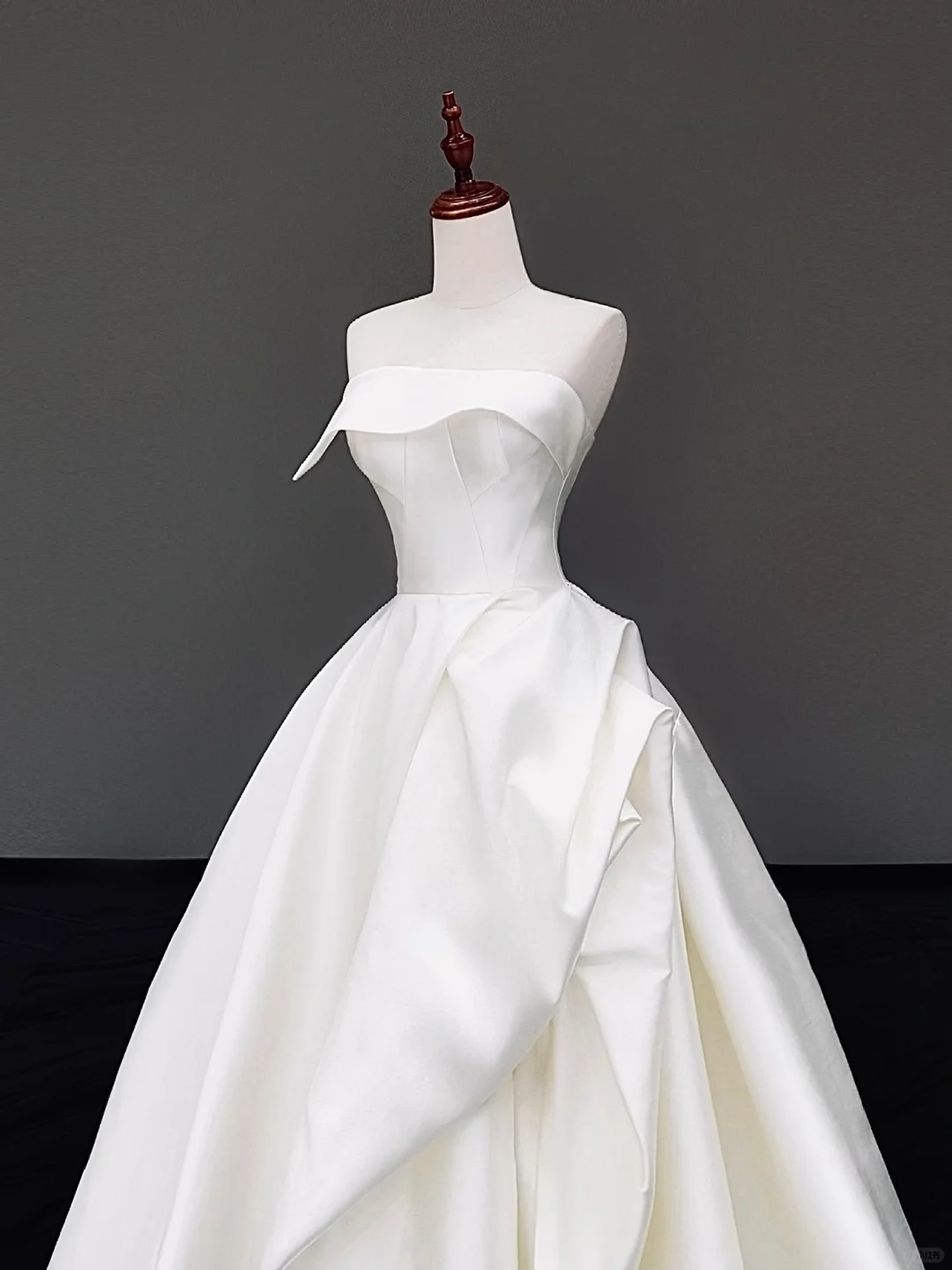 Timeless Bridal Gown Ball Gown Strapless White Satin Wedding Dresses Bridal Gowns DP874