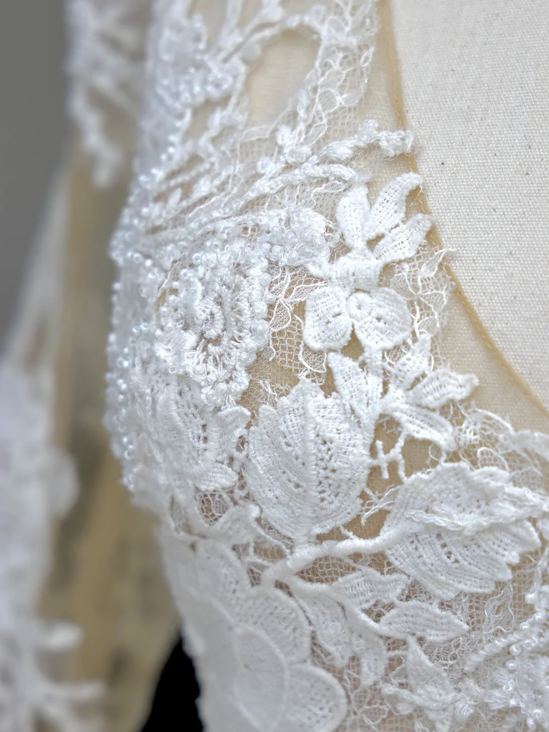 Unique Bridal Gown Ball Gown V Neckline Long Sleeves White Lace Wedding Dresses Bridal Gowns DP843