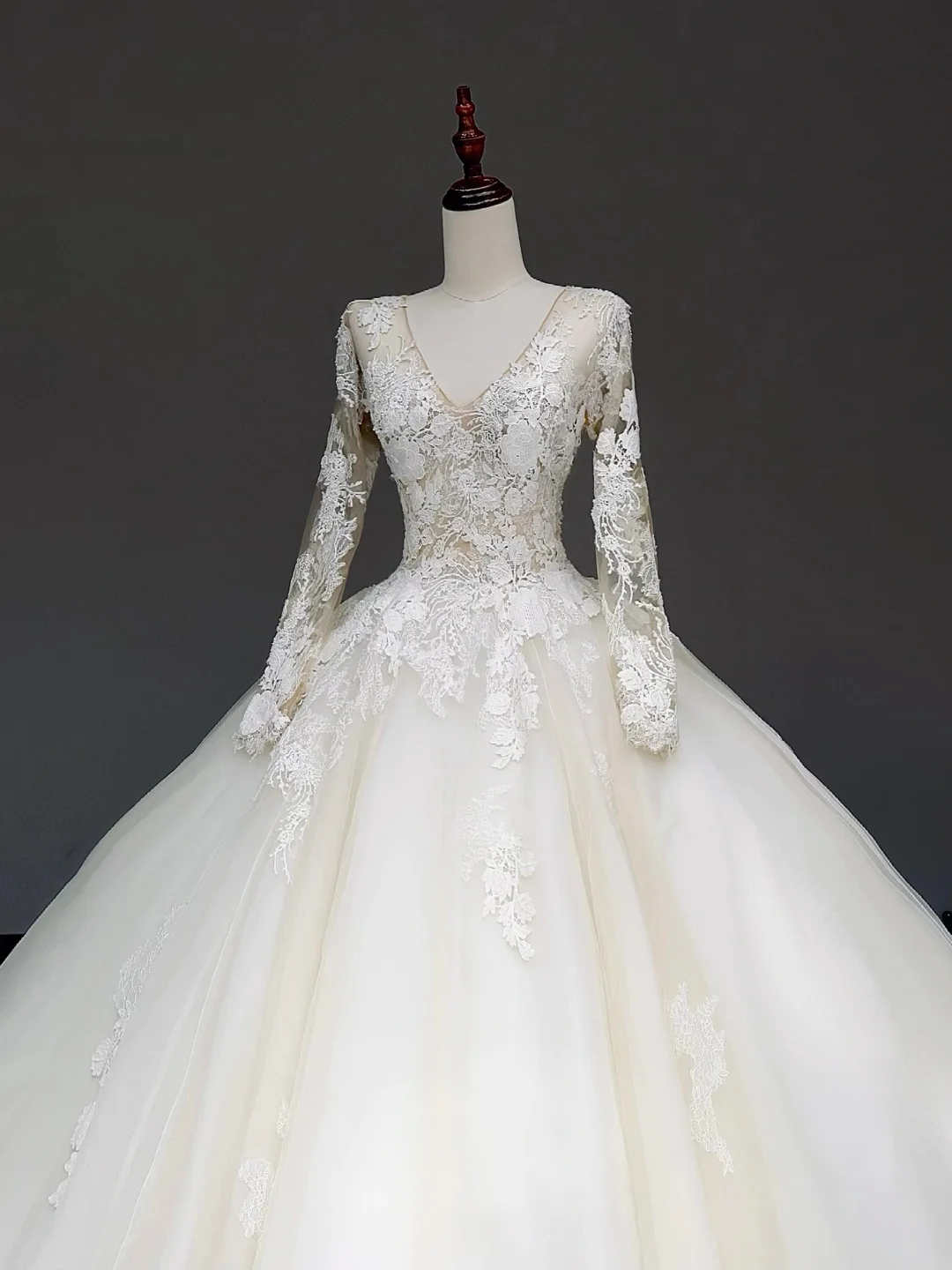 Unique Bridal Gown Ball Gown V Neckline Long Sleeves White Lace Wedding Dresses Bridal Gowns DP843