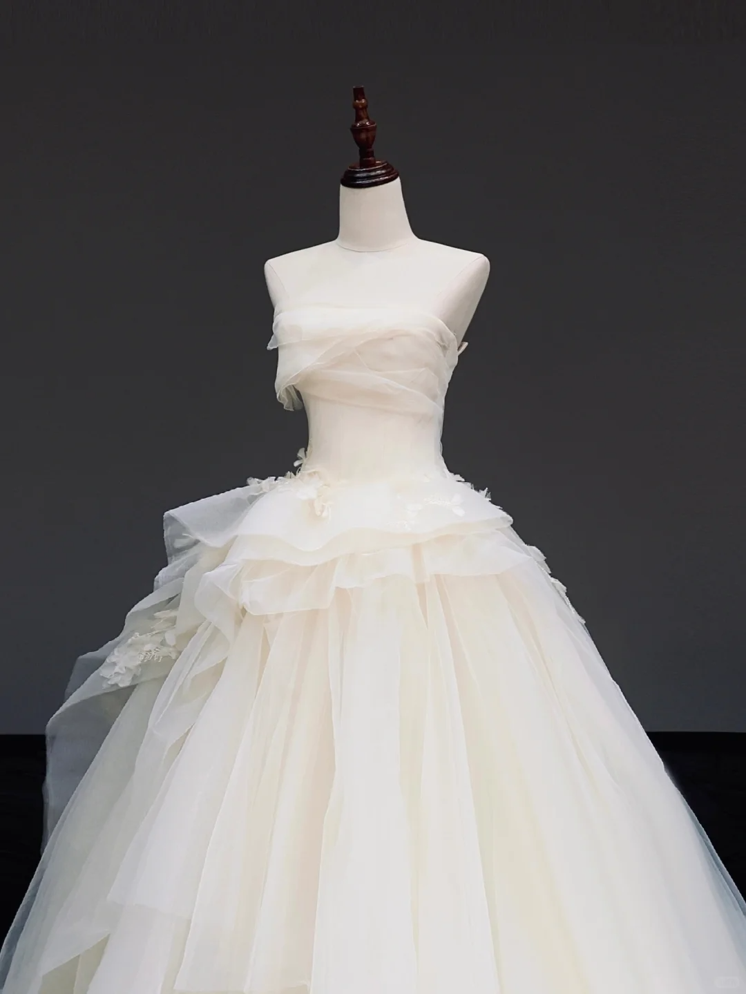 Timeless Bridal Gown Ball Gown Strapless Ivory Tulle Wedding Dresses Bridal Gowns DP851