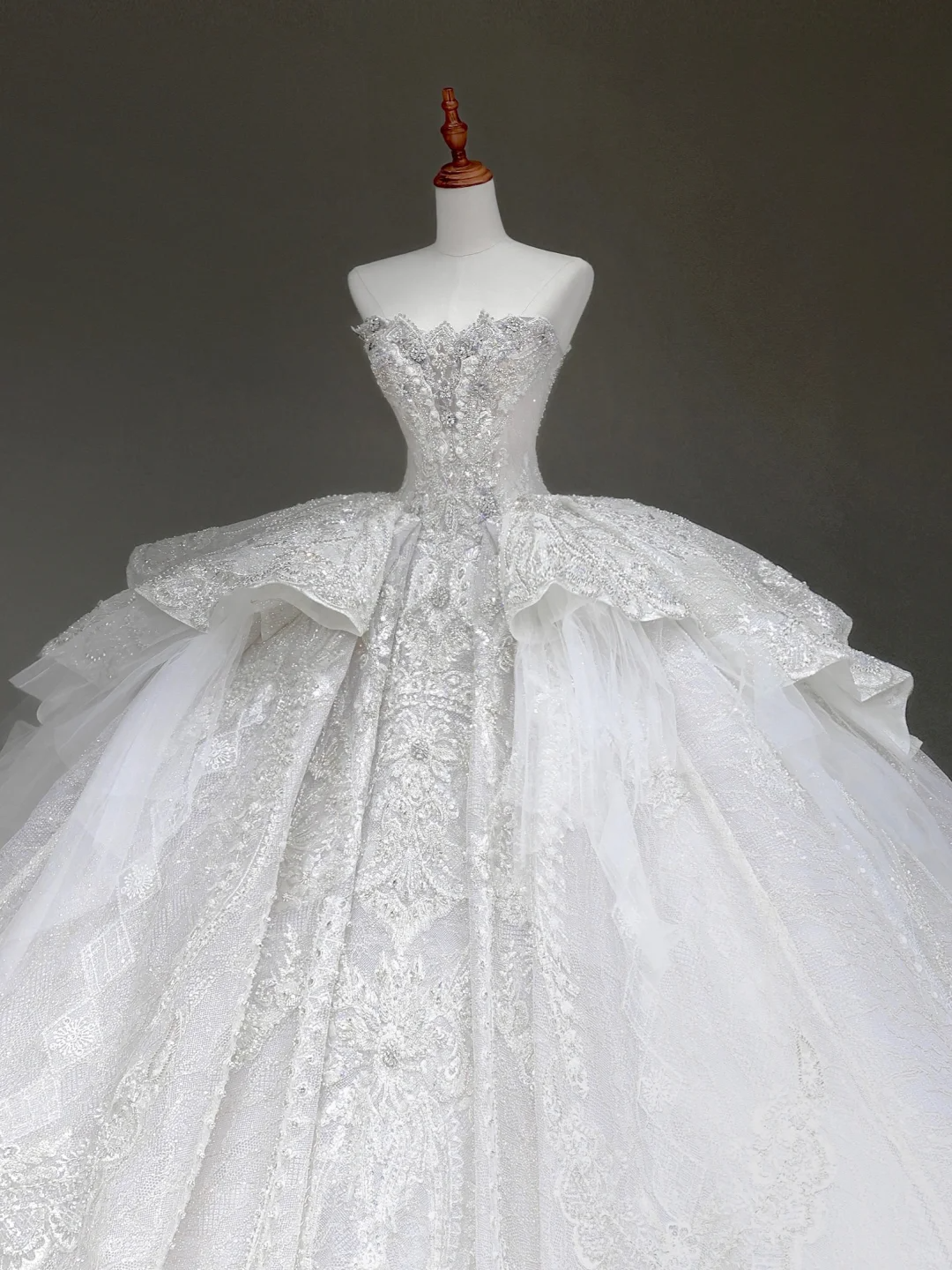 Princess Bridal Gown Ball Gown Strapless White Sequin Beads Wedding Dresses Winter Bridal Gowns DP878