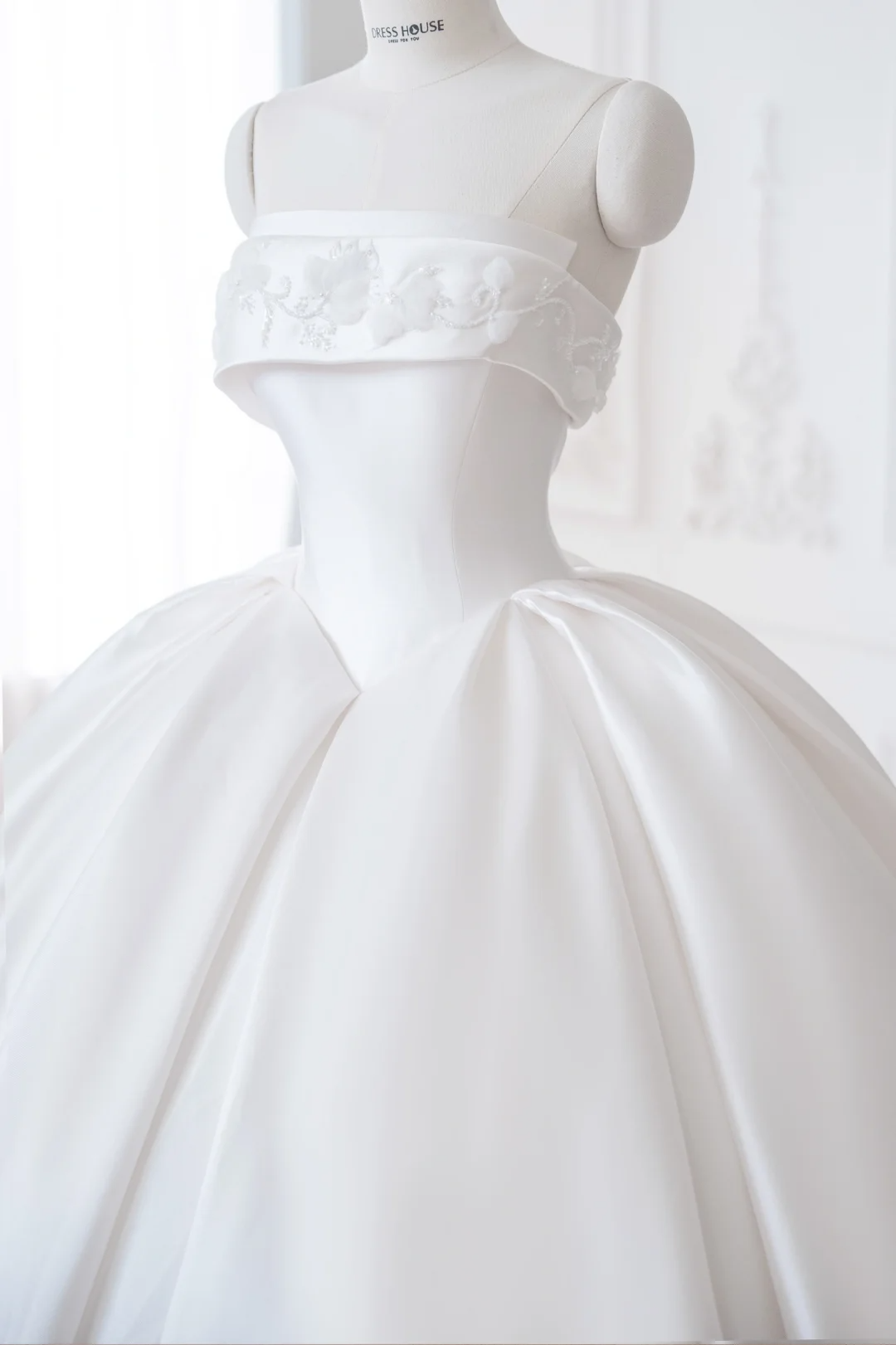 Timeless Bridal Gown Ball Gown Strapless White Satin Wedding Dresses Bridal Gowns DP890