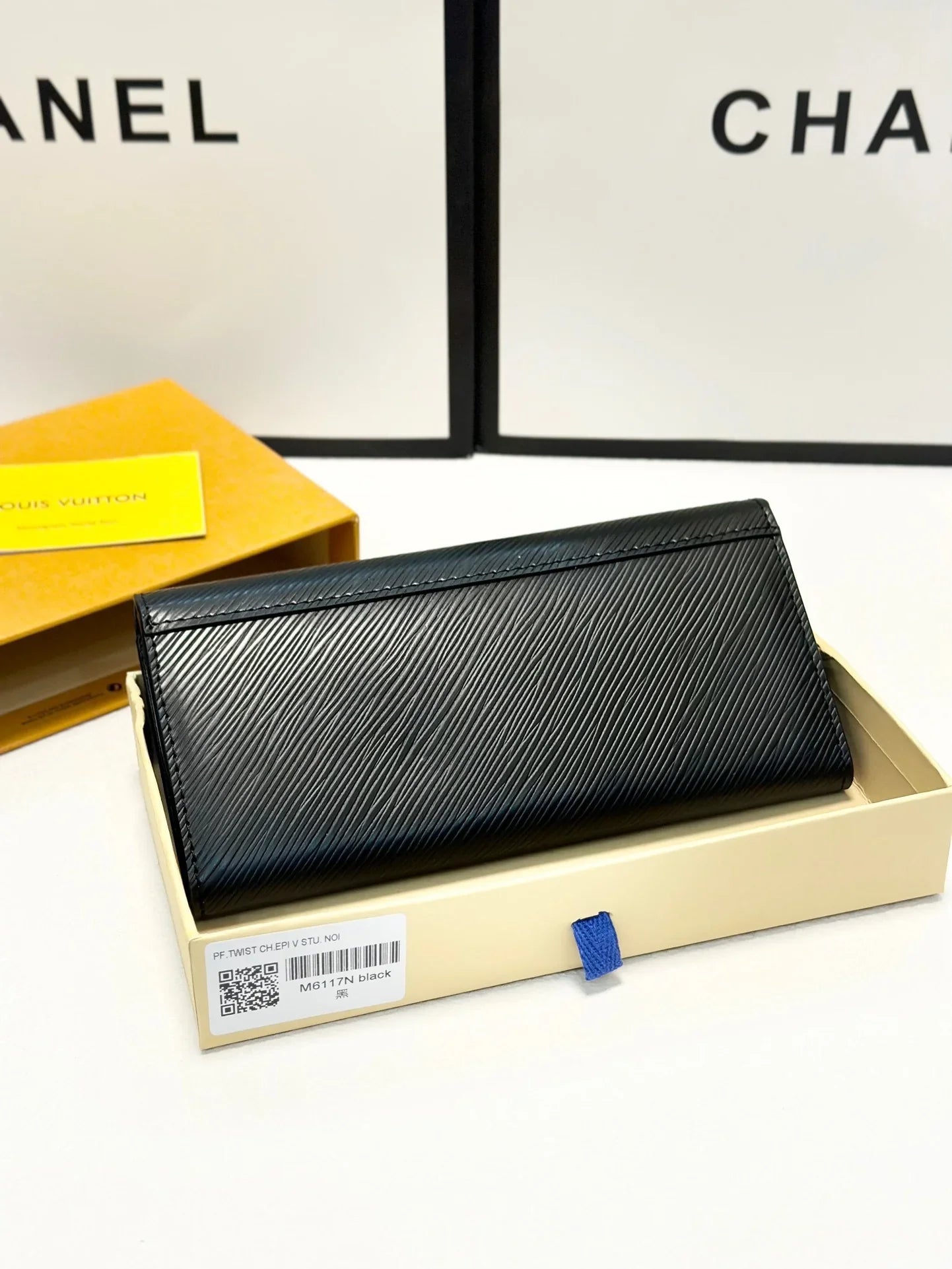 LV Louis Vuitton Classic Leather Purse Size 19x10cm