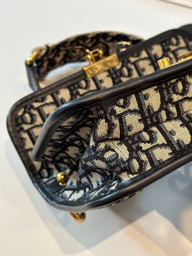 Dr addict chain embroidered presbyopia bag