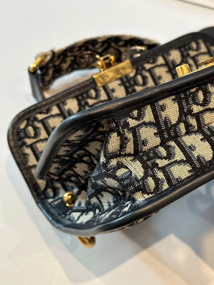 Dr addict chain embroidered presbyopia bag