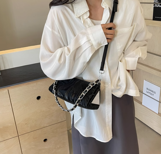 Korean fashion shoulder messenger bag niche design triangle bag ED01300