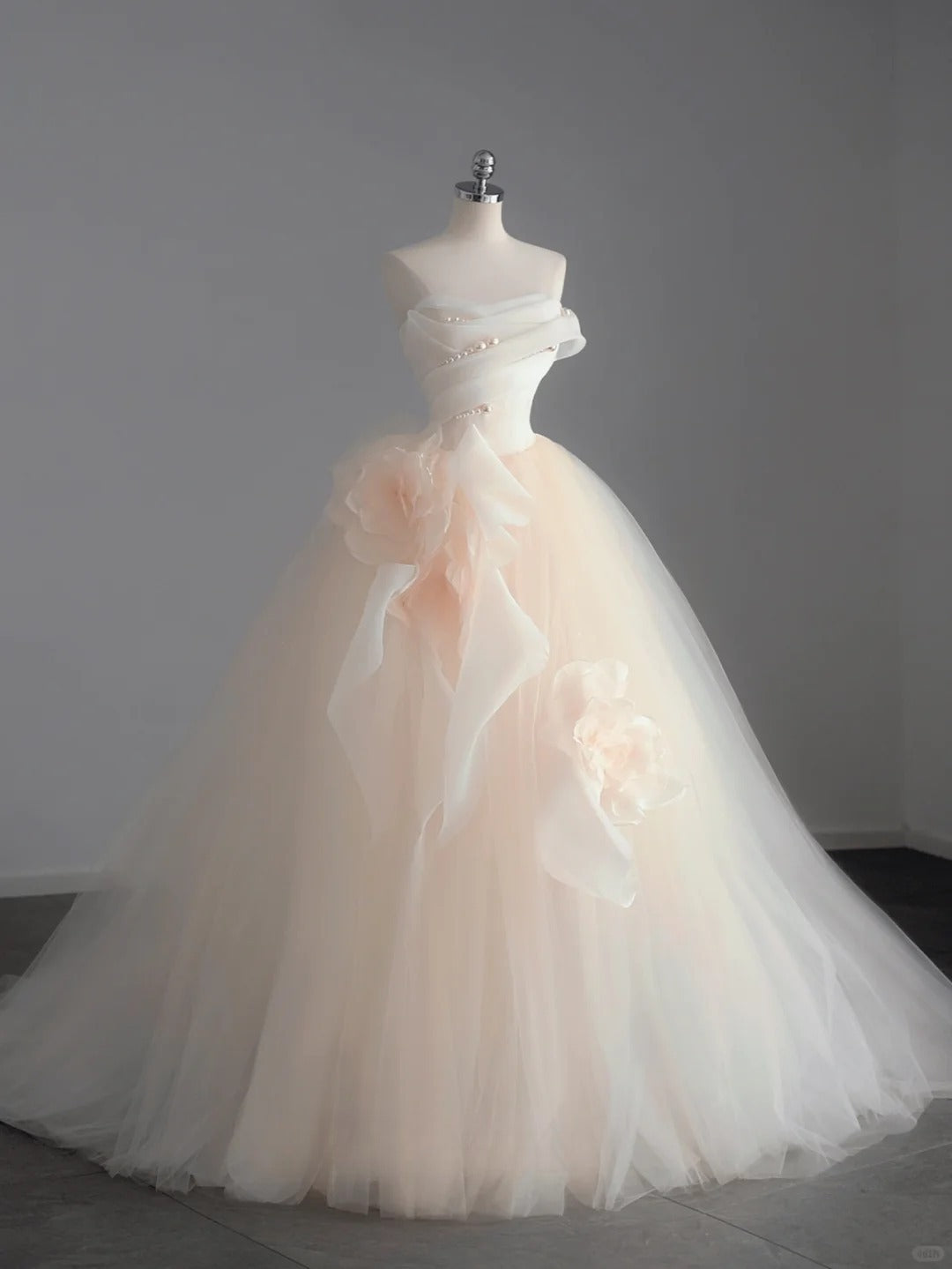 Light Champagne A-Line Strapless Tulle Wedding Dress，Gentle Beaded Long Prom Dress ED01352