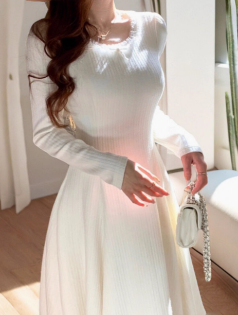 French Gardenia White Tea can be worn with a white long-sleeved knitted dress ED0140