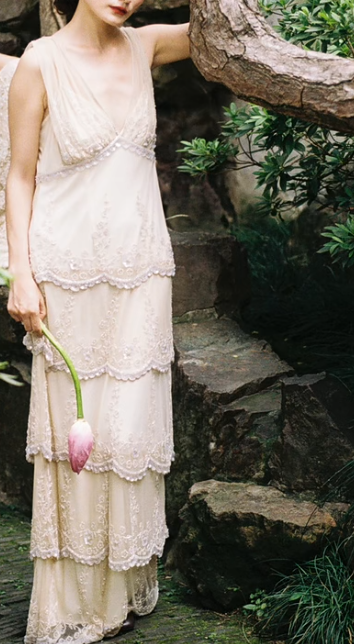 Elegant Pearl White V-neck Chiffon Beaded Evening Dresses Simple Wedding Guest Dresses with Embroidered Appliques ED02011