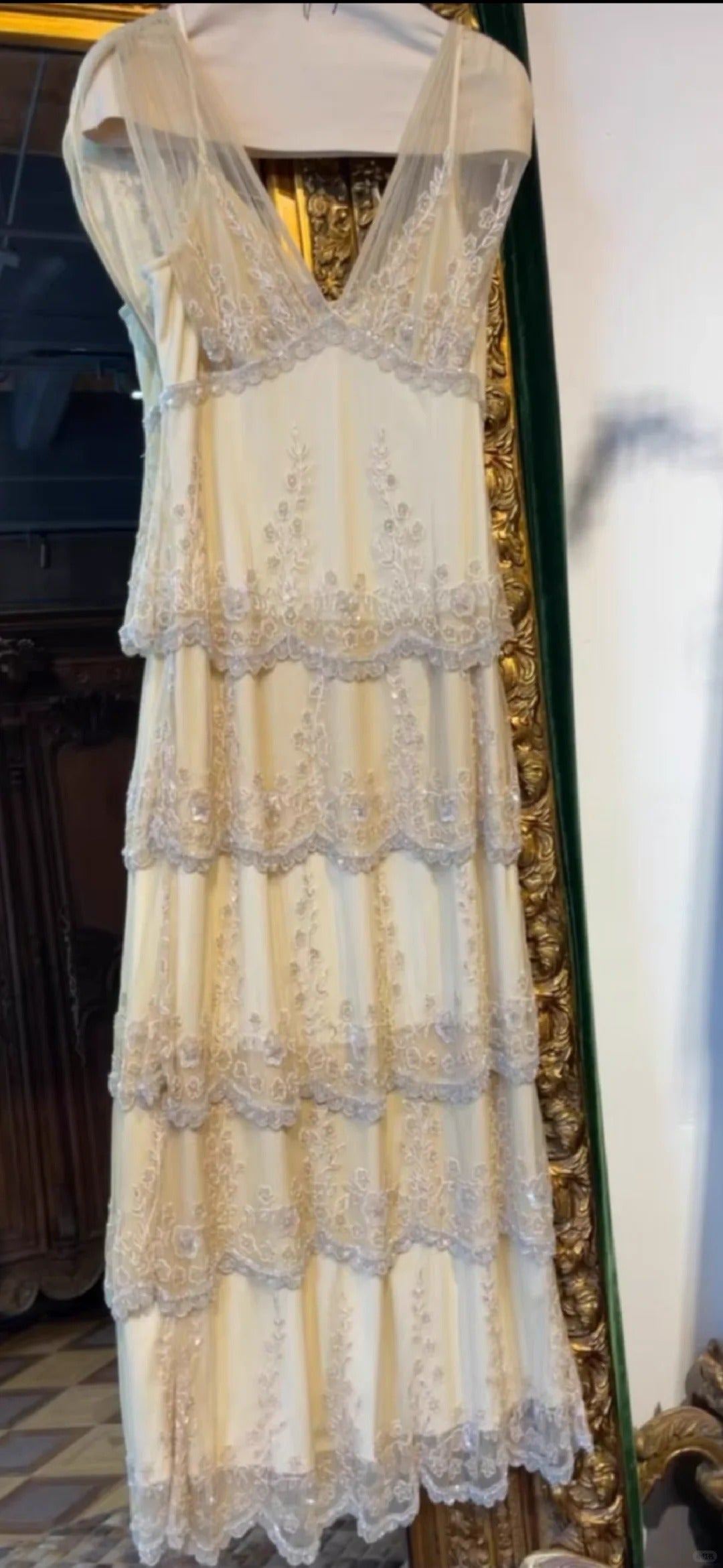 Elegant Pearl White V-neck Chiffon Beaded Evening Dresses Simple Wedding Guest Dresses with Embroidered Appliques ED02011