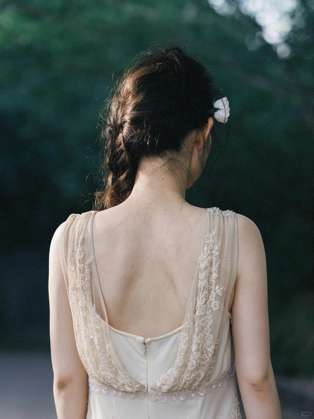 Elegant Pearl White V-neck Chiffon Beaded Evening Dresses Simple Wedding Guest Dresses with Embroidered Appliques ED02011