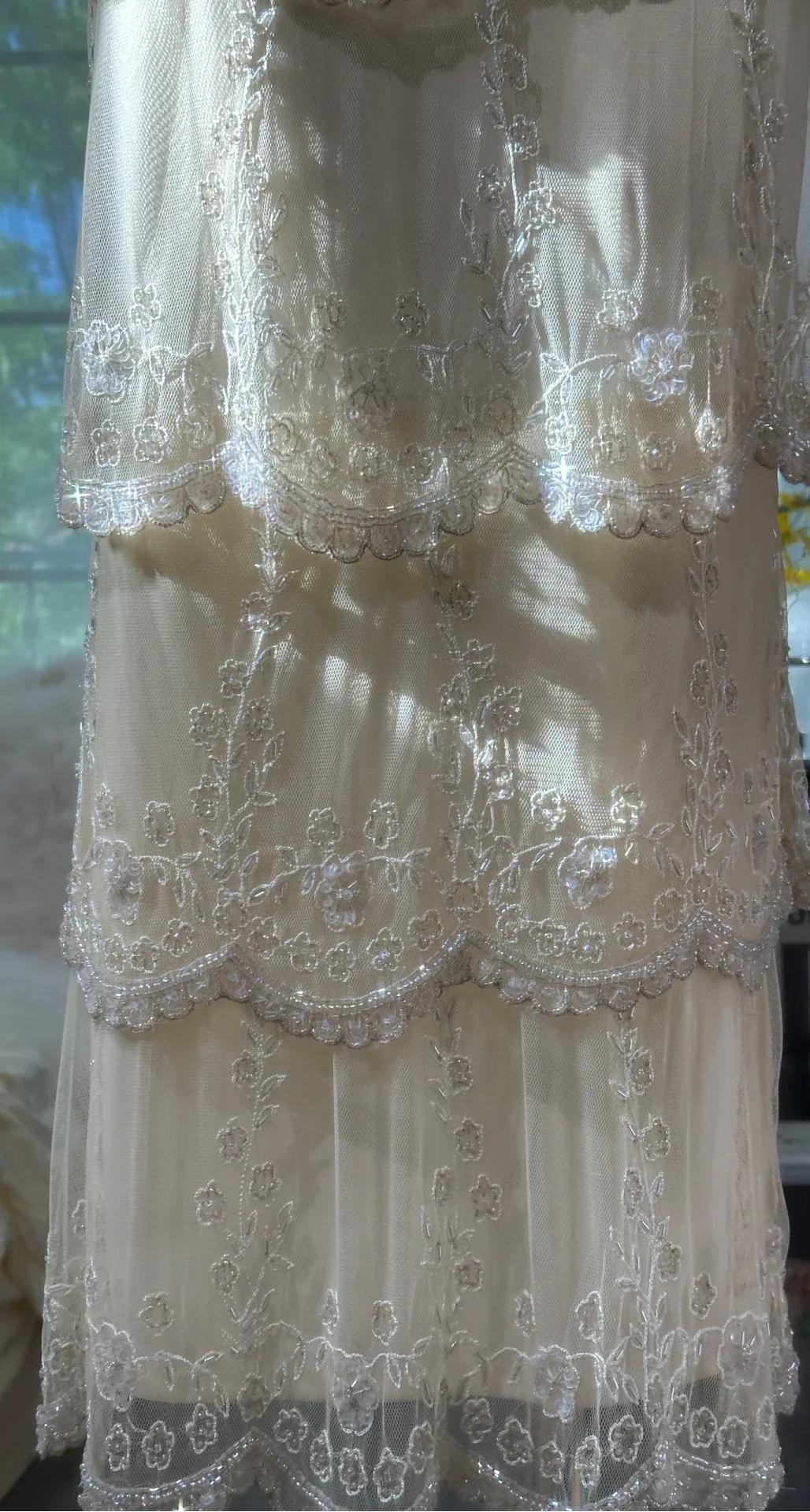 Elegant Pearl White V-neck Chiffon Beaded Evening Dresses Simple Wedding Guest Dresses with Embroidered Appliques ED02011