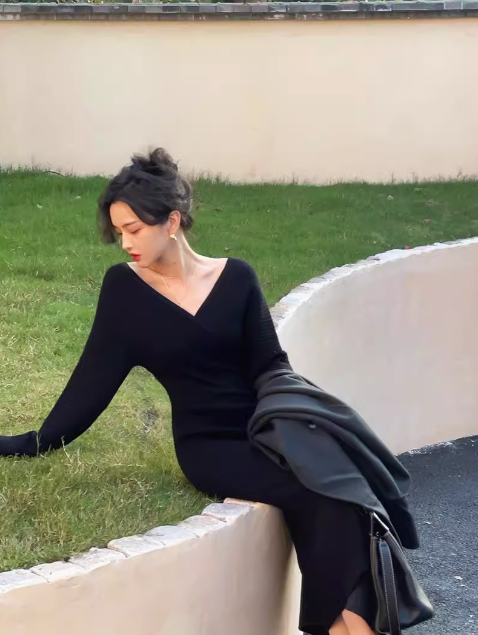 French retro Klein blue V neck hip-wrapped knitted dress ED0203