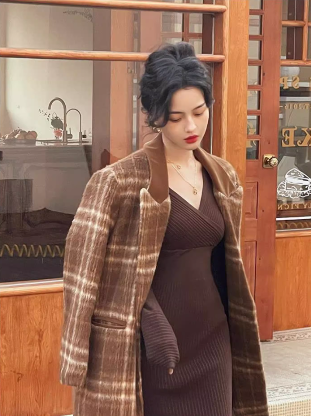 French retro Klein blue V neck hip-wrapped knitted dress ED0203