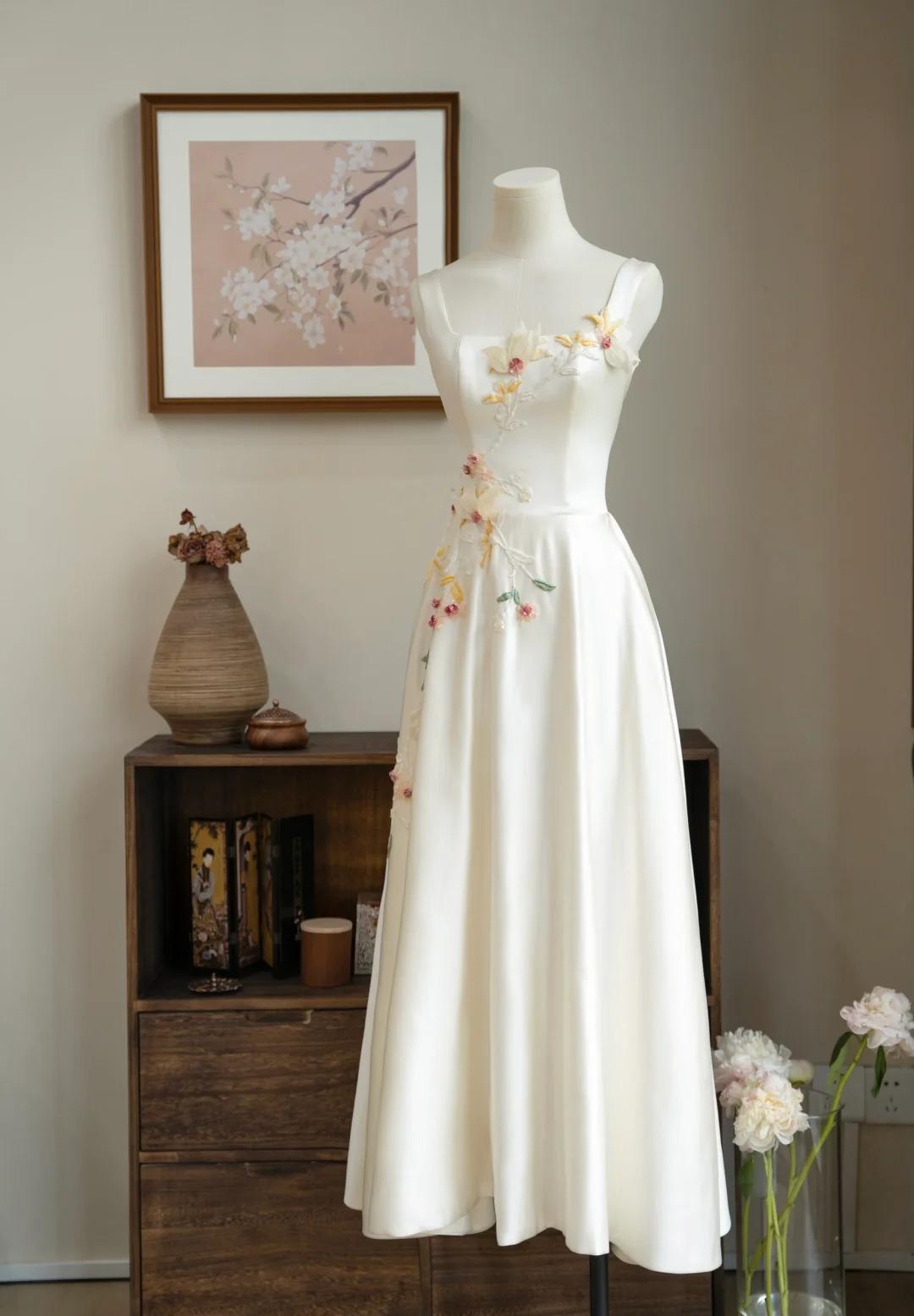 Gorgeous Off-White Spaghetti Strap A-Line Satin Embroidered Applique Party Dresses Sweet 16 Dress ED02317