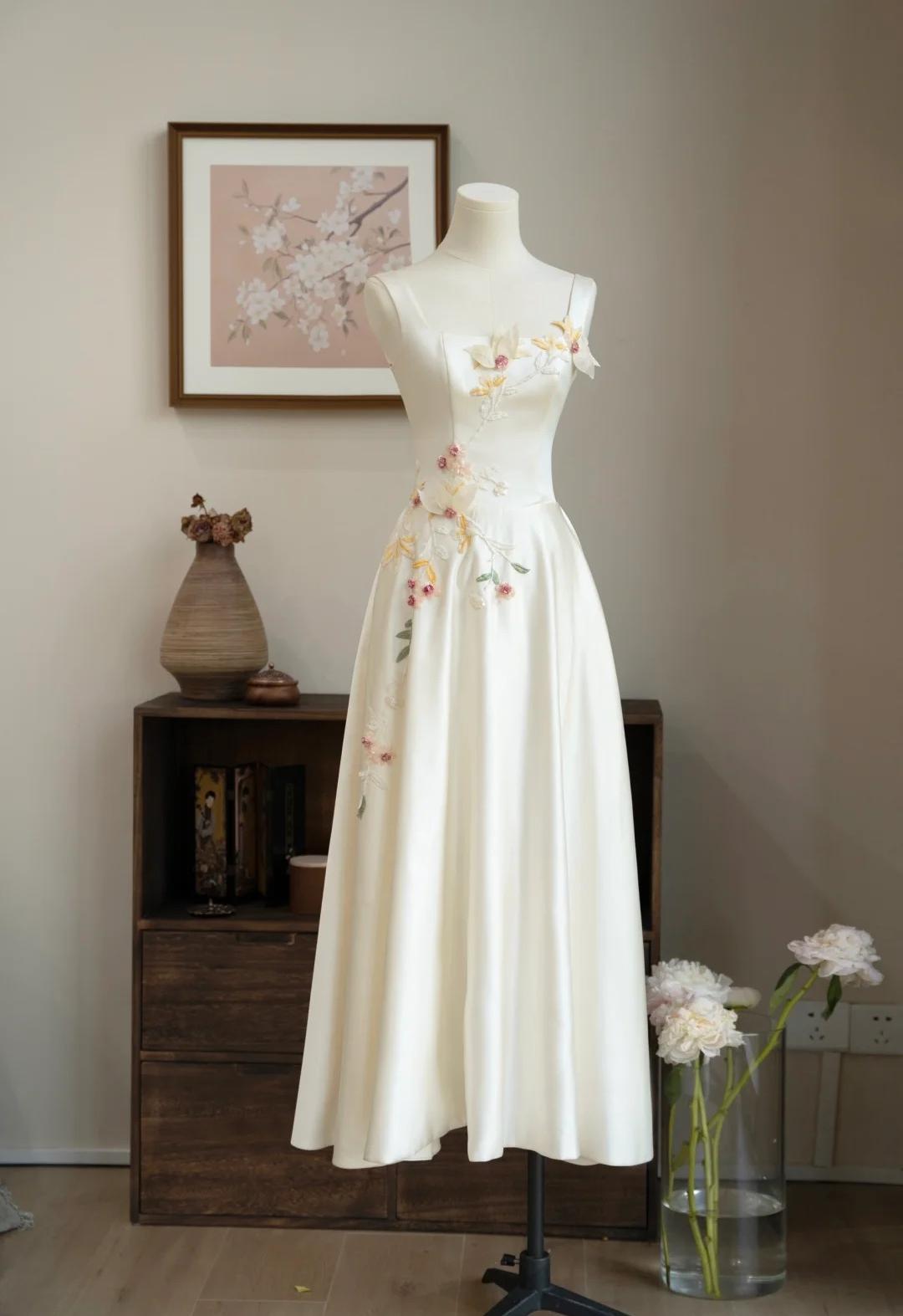Gorgeous Off-White Spaghetti Strap A-Line Satin Embroidered Applique Party Dresses Sweet 16 Dress ED02317