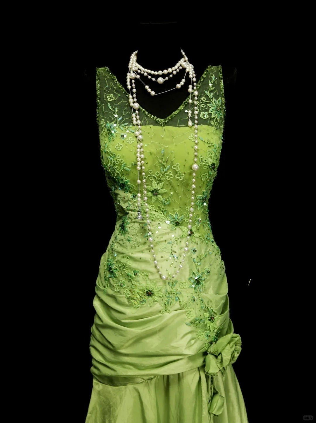 Fairytale Bud Green V-neck Mermaid Satin Beaded Long Prom Dresses Evening Gowns with Appliques ED02551