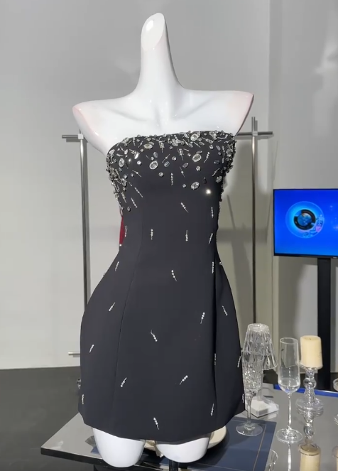 Elegant Black Strapless Sheath Satin Beaded Short Party Dresses Homecoming Dresses ED02844