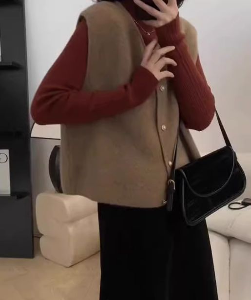 Gentle single-breasted gold button round neck knitted vest ED0315