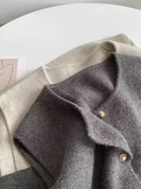 Gentle single-breasted gold button round neck knitted vest ED0315