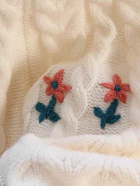 Sweet embroidered round neck white cable knot sweater  ED0389