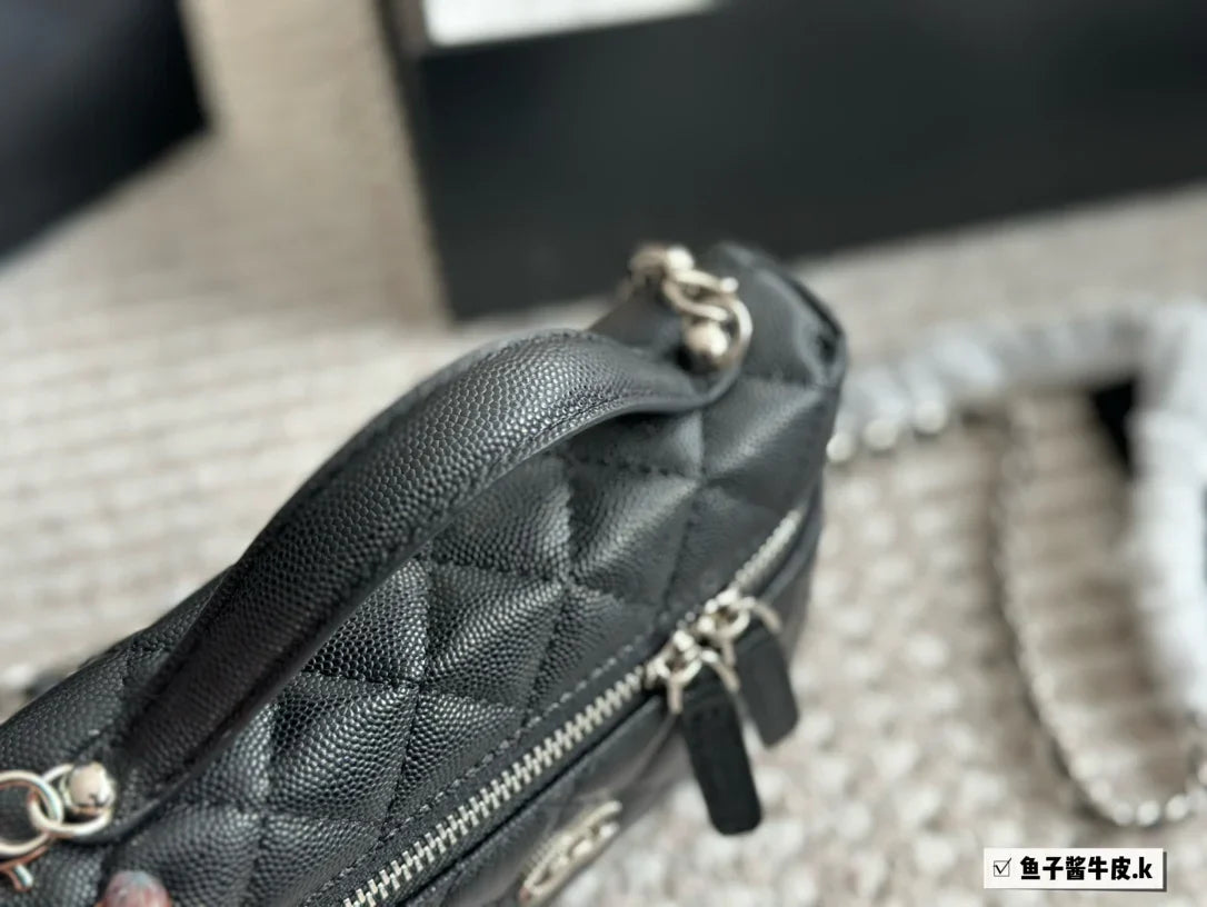 CHANEL New Handbag In Black Size 20x13cm