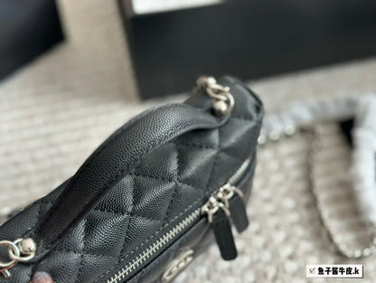 CHANEL New Handbag In Black Size 20x13cm