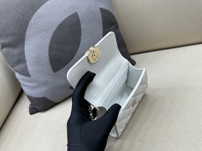 CC Clutch With Chain Caviar White 12 × 15 × 6 cm