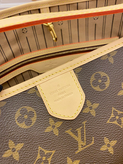 Louis Vuitton Graceful Leather Bag