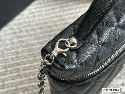 CHANEL New Handbag In Black Size 20x13cm