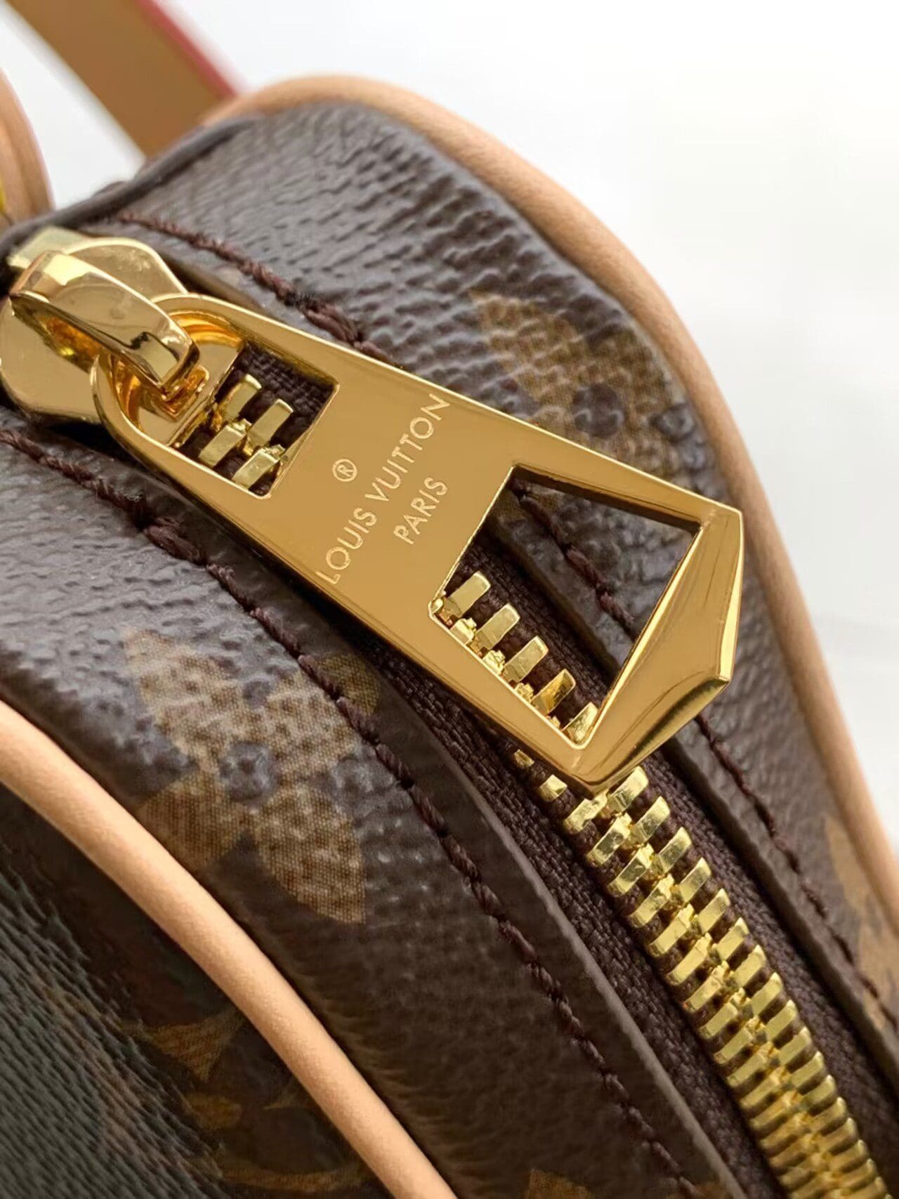 Louis Vuitton Croissant MM M46828