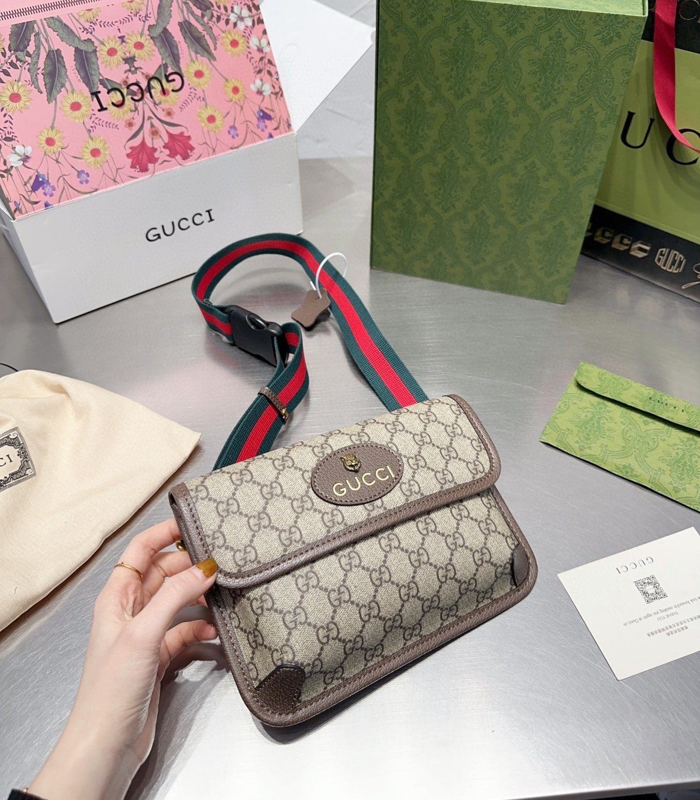 GUCCI NEO VINTAGE GG SUPREME BELT BAG