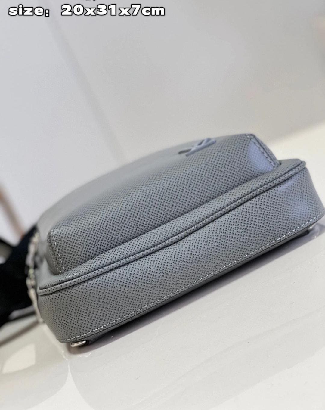 Louis Vuitton M30951 Avenue Slingbag