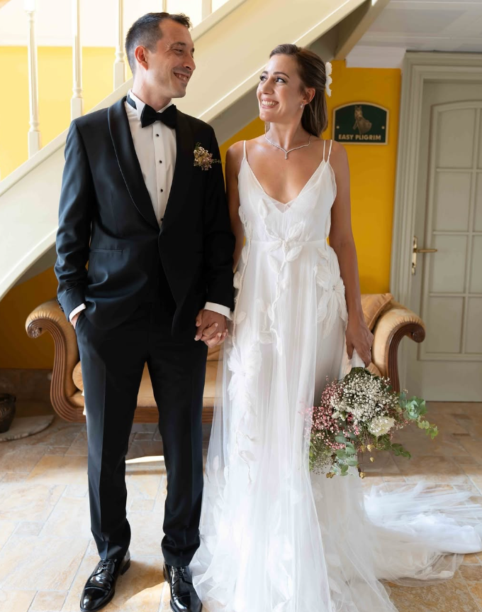 Elegant A Line Spaghetti Strap Appliques Tulle Long Sweep Open Back Wedding Dress SH2284