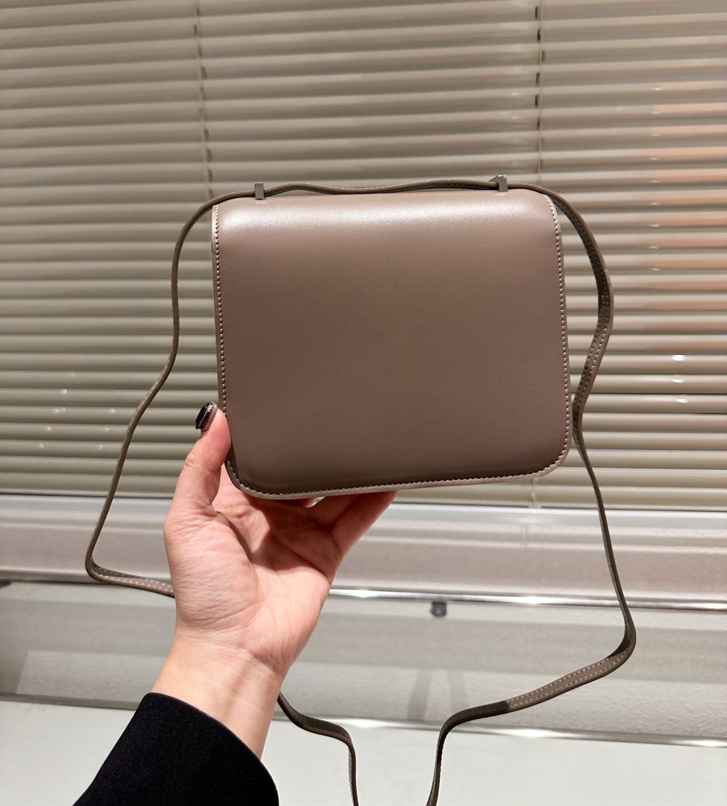 H CONSTANCE BAG DARK BEIGE 18CM