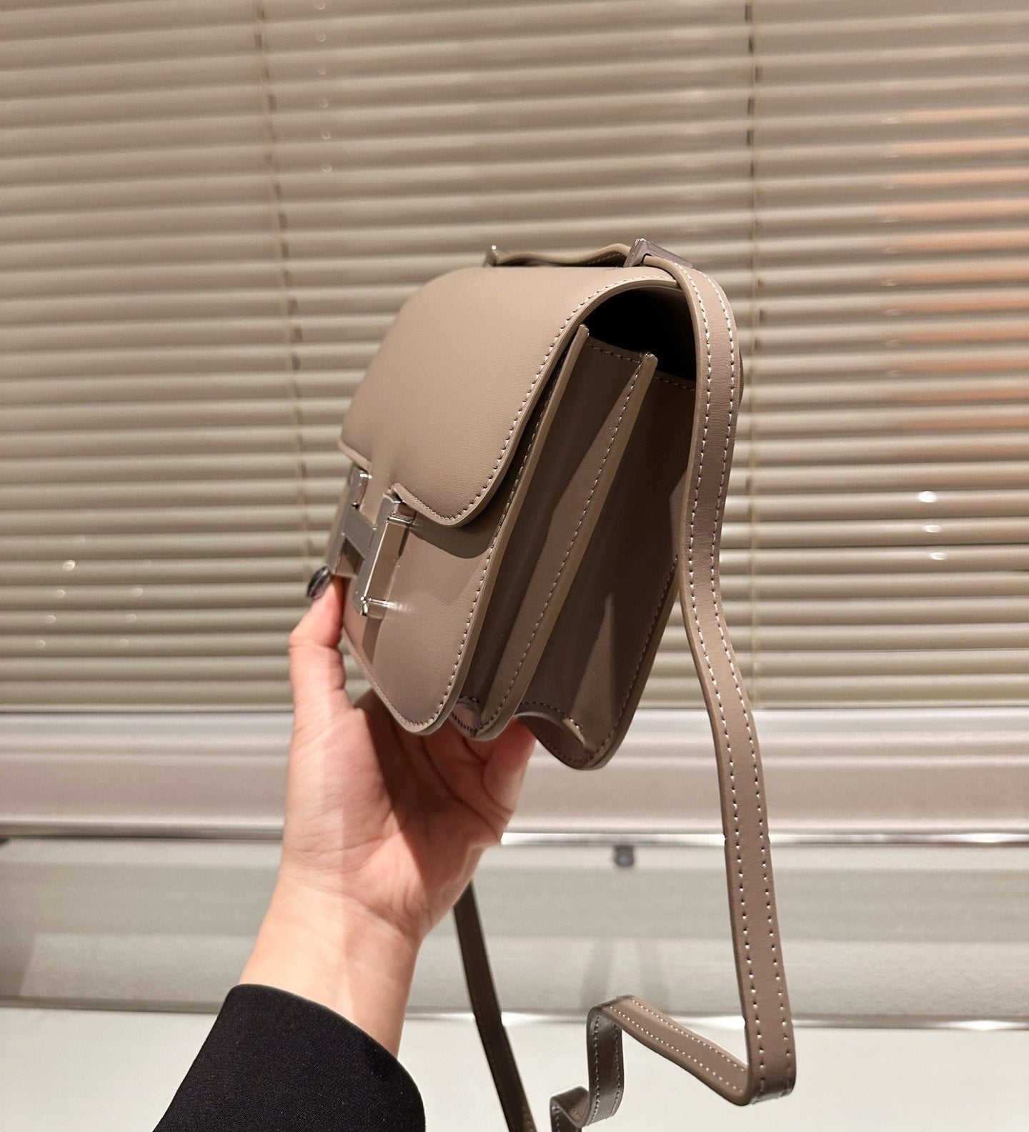 H CONSTANCE BAG DARK BEIGE 18CM