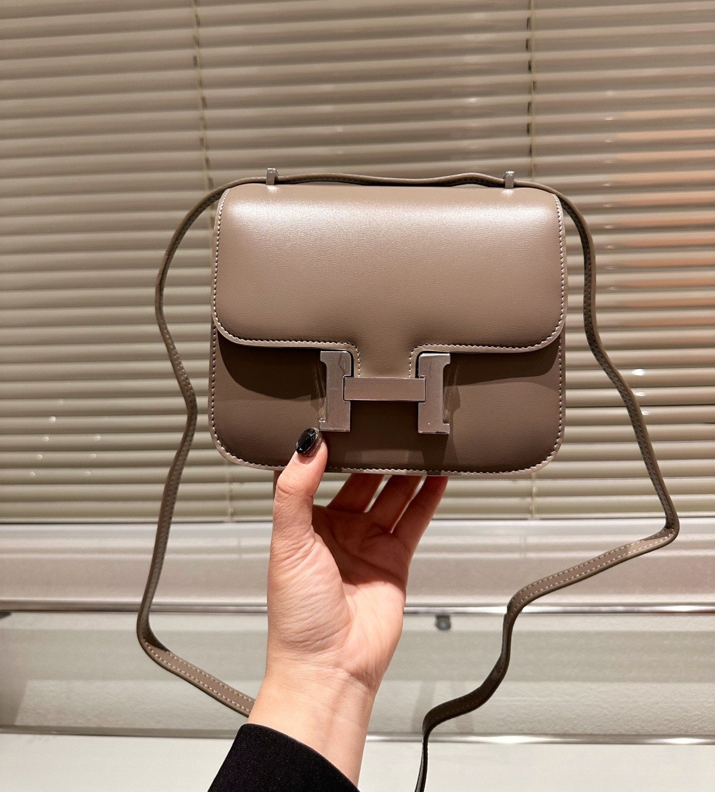 H CONSTANCE BAG DARK BEIGE 18CM