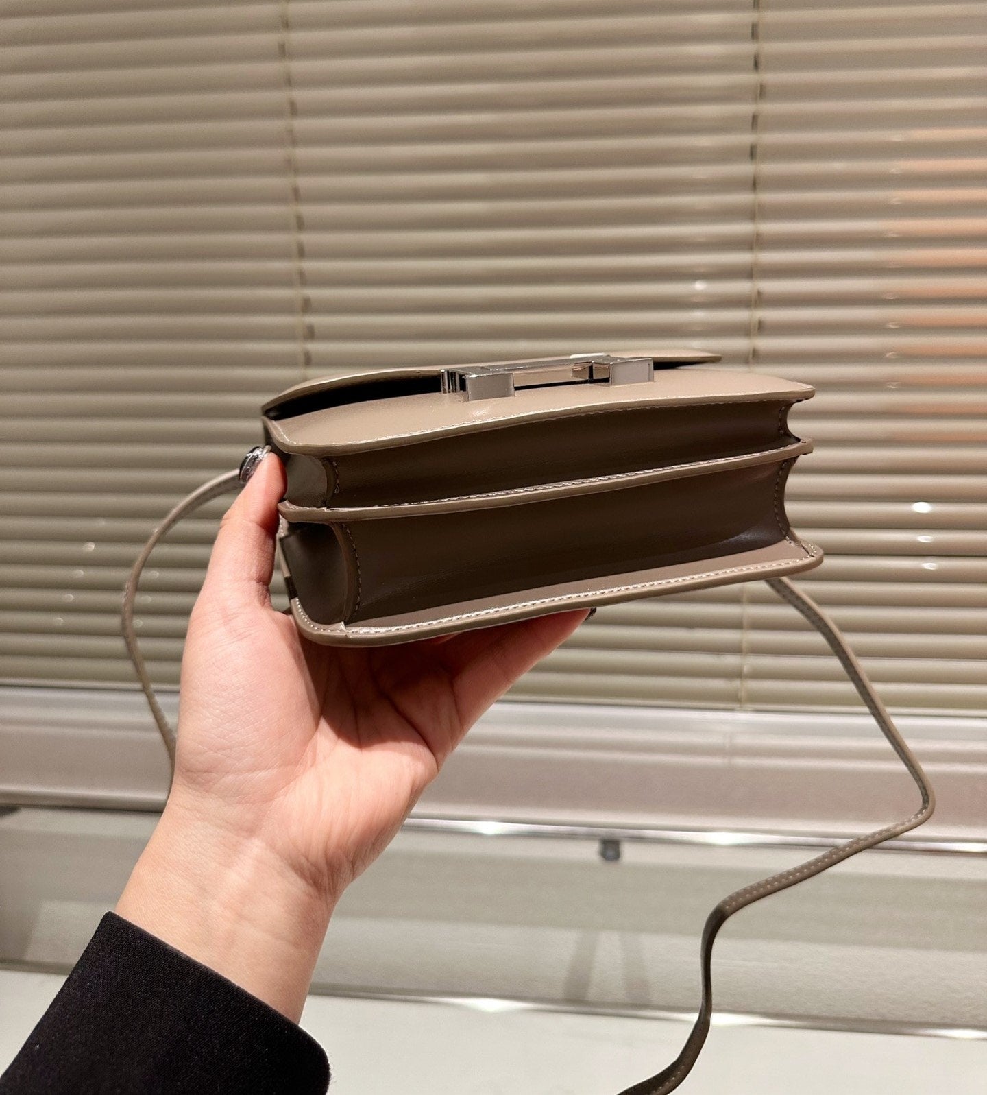 H CONSTANCE BAG DARK BEIGE 18CM