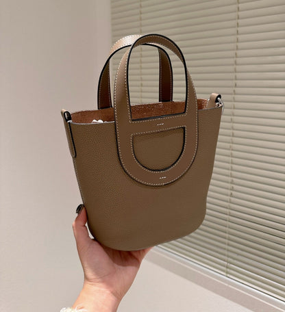 H IN THE LOOP 18 BAG DARK BEIGE 18CM