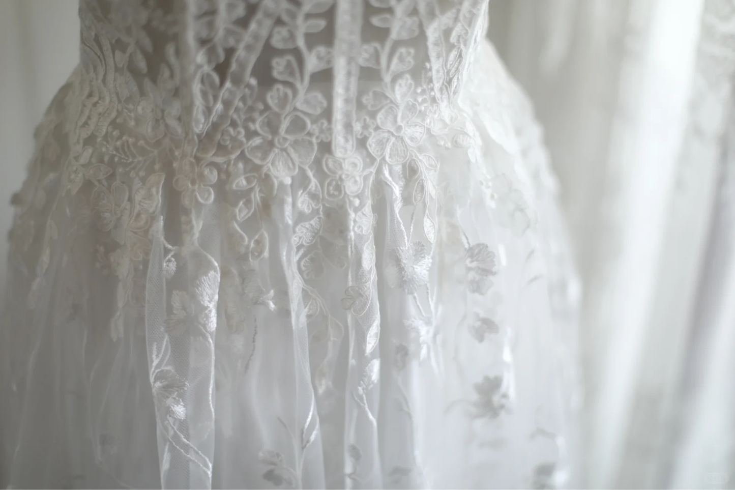 Simple White Spaghetti Straps Lace Appliques A Line Wedding Dress Bridal Dress S540