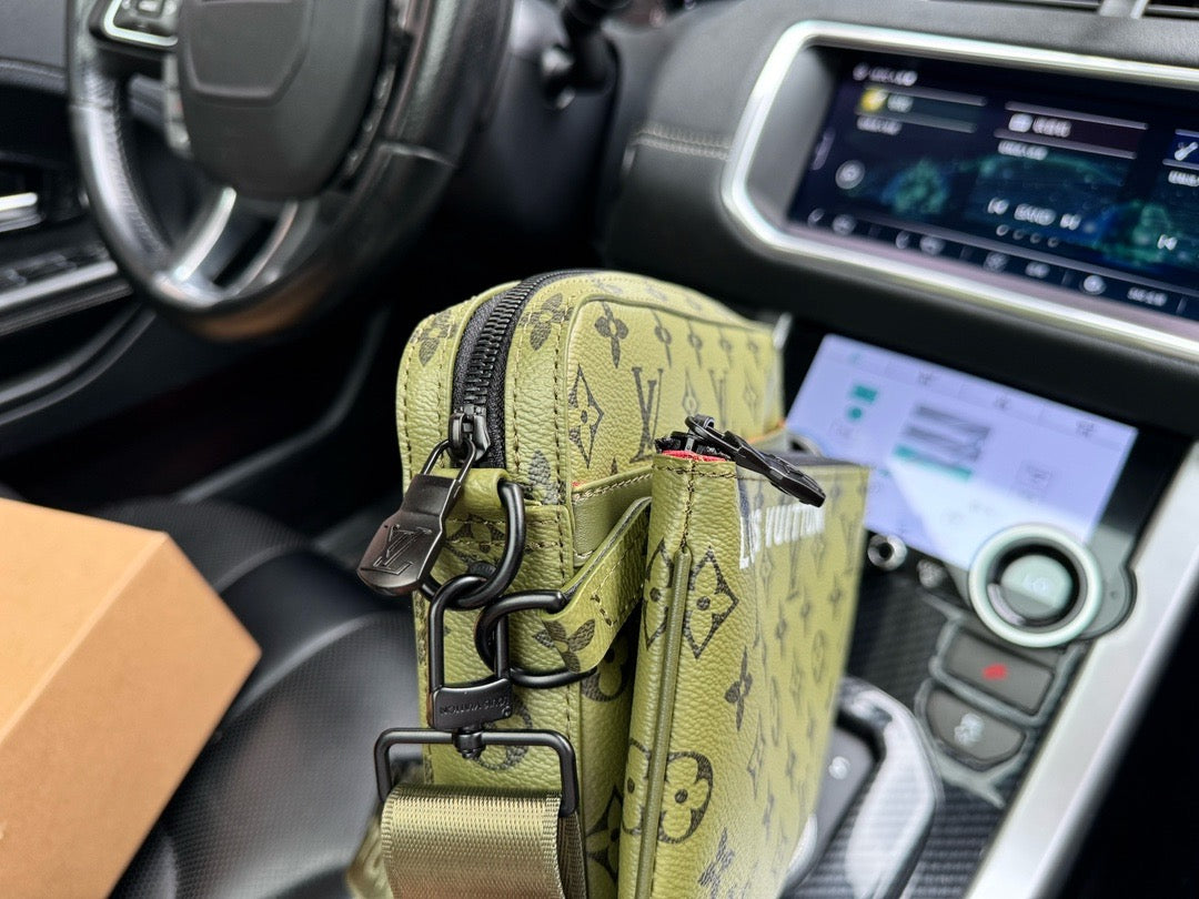 Louis Vuitton Trio Messenger M23783