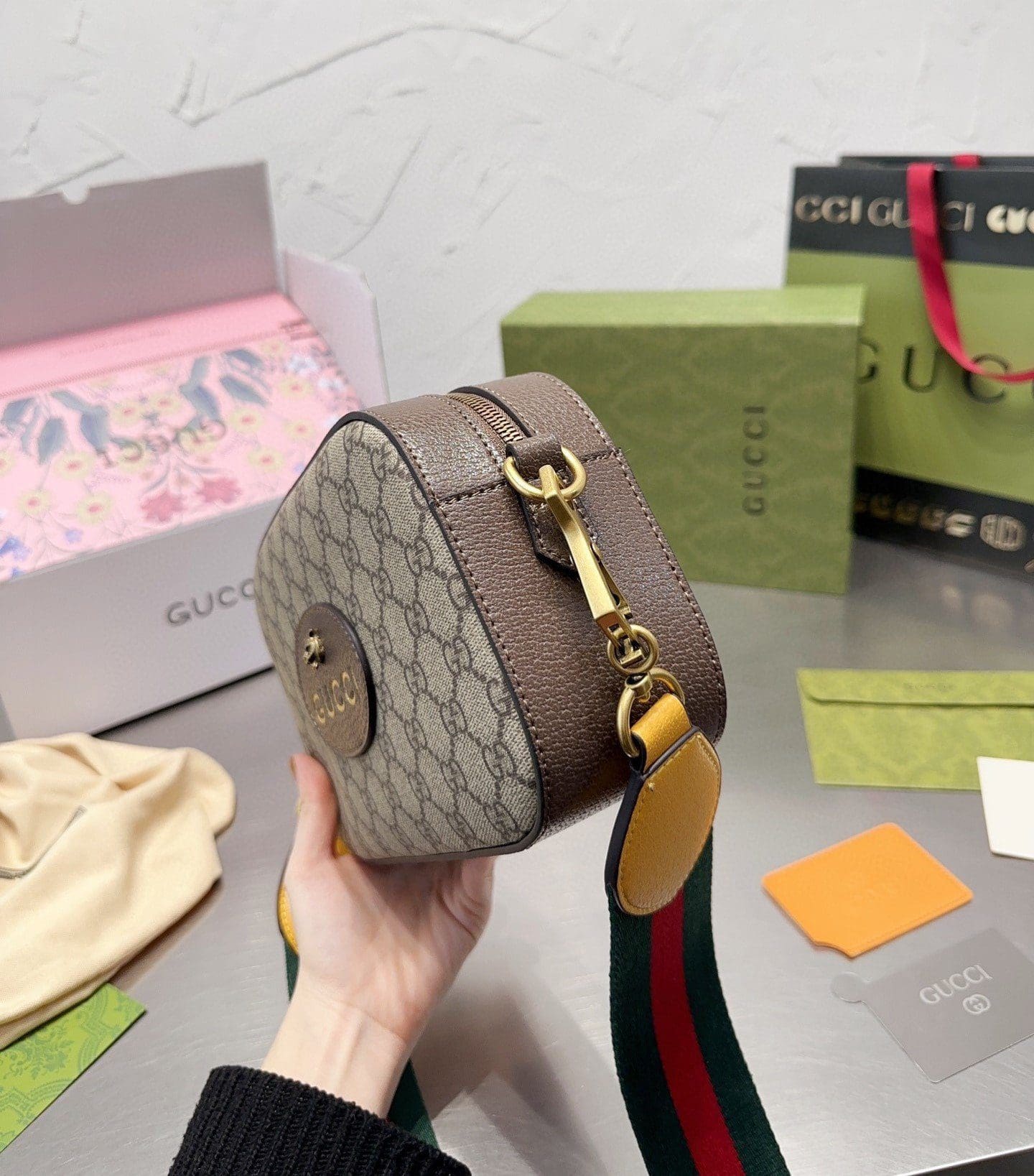 GUCCI NEO VINTAGE GG SUPREME MESSENGER BAG